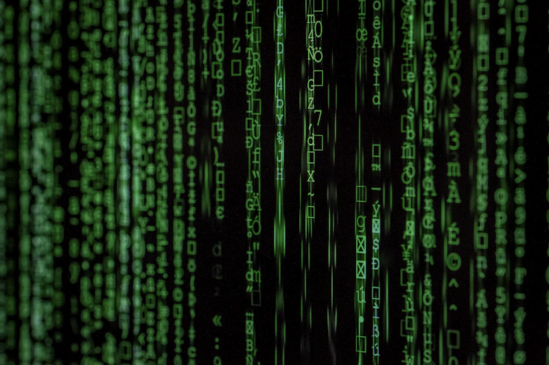 Painel de dados e código de controle de um sistema de automação industrial